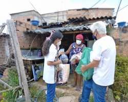 Entrega de doações no bairro Florença (Ribeirão das Neves - MG), no dia 27/02.